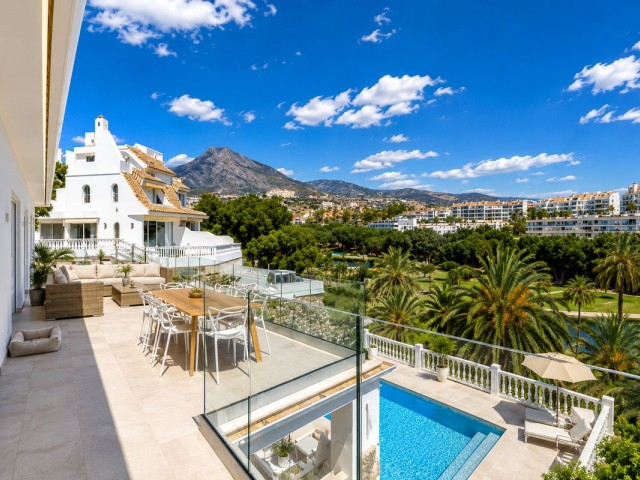 5 Bedrooms Villa in Torrequebrada