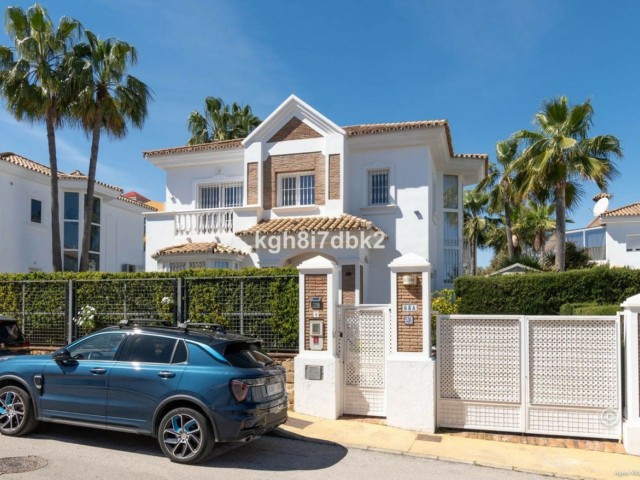 4 Soveroms Villa i Estepona