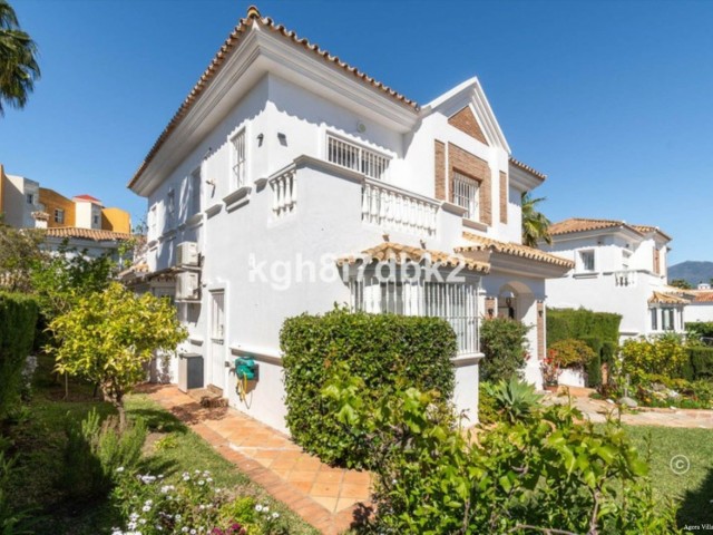 4 Soveroms Villa i Estepona