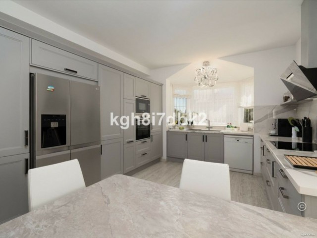 4 Soveroms Villa i Estepona
