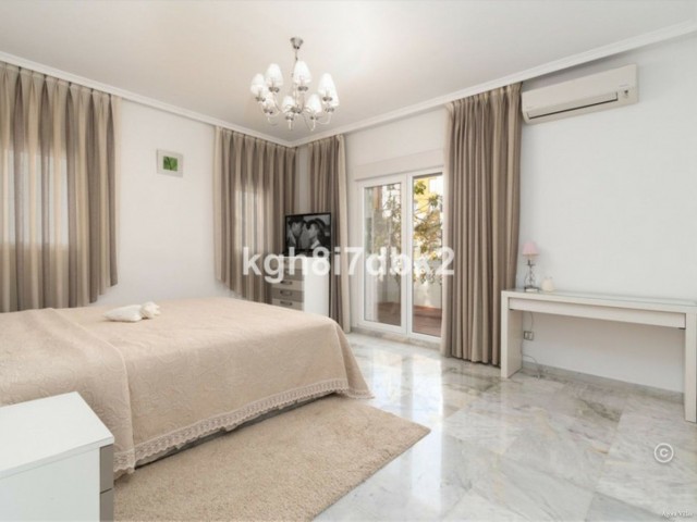 4 Soveroms Villa i Estepona