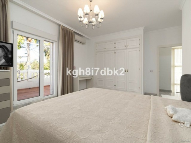 4 Soveroms Villa i Estepona