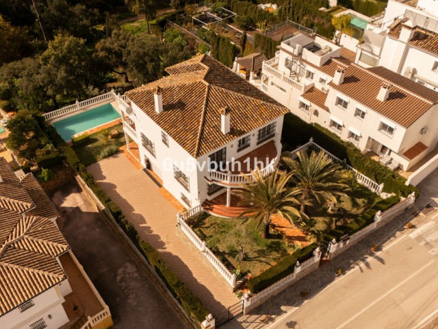 4 Bedrooms Villa in Marbella