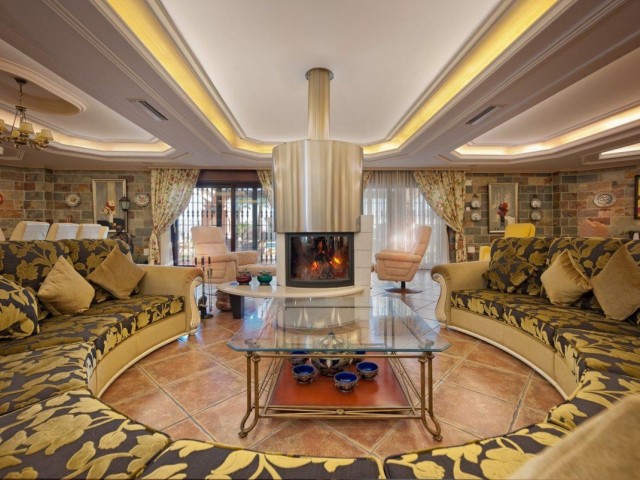 7 Bedrooms Villa in Mijas