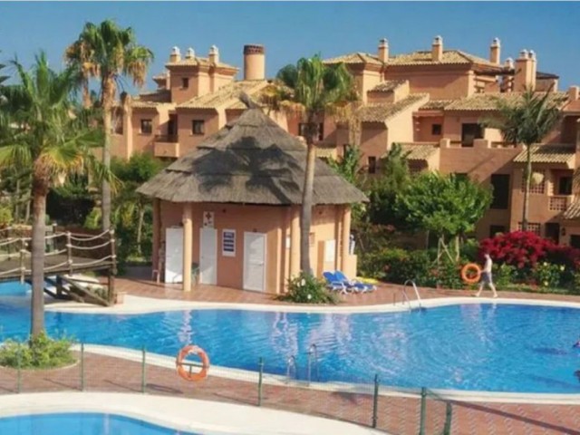 Apartamento con 4 Dormitorios  en Estepona
