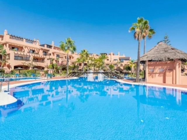 Apartamento con 4 Dormitorios  en Estepona