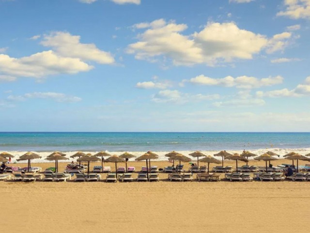 Apartamento con 4 Dormitorios  en Estepona