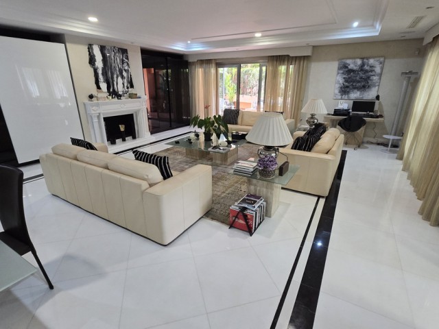 2 Bedrooms Apartment in Puerto Banús