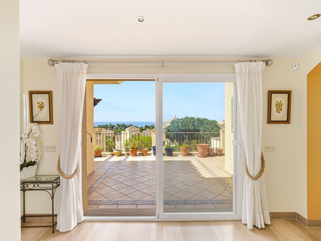4 Bedrooms Apartment in Elviria