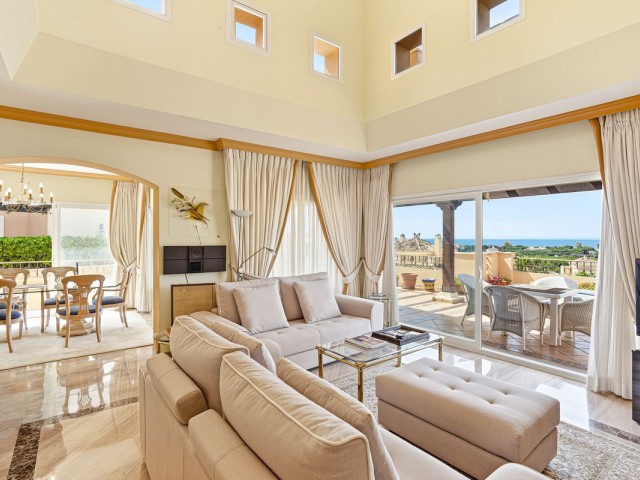 4 Bedrooms Apartment in Elviria