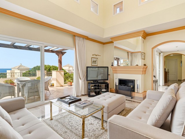 4 Bedrooms Apartment in Elviria