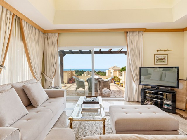 4 Bedrooms Apartment in Elviria