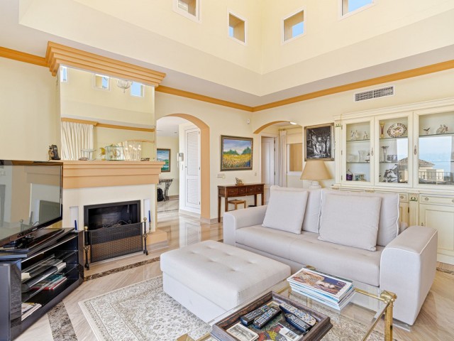 4 Bedrooms Apartment in Elviria