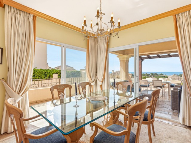 4 Bedrooms Apartment in Elviria