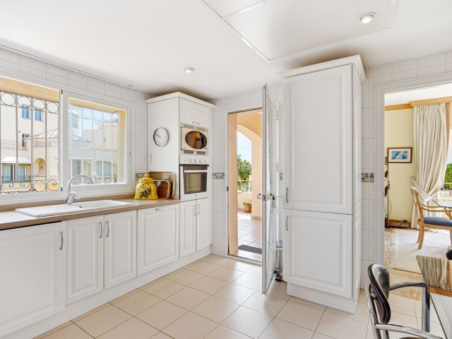 4 Bedrooms Apartment in Elviria