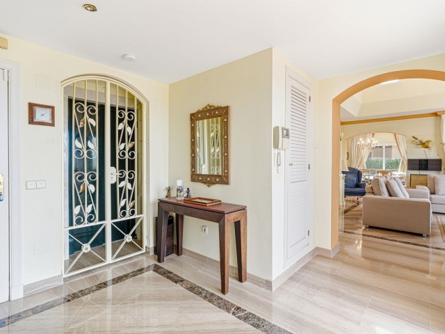 4 Bedrooms Apartment in Elviria