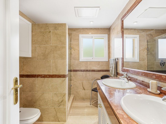 4 Bedrooms Apartment in Elviria