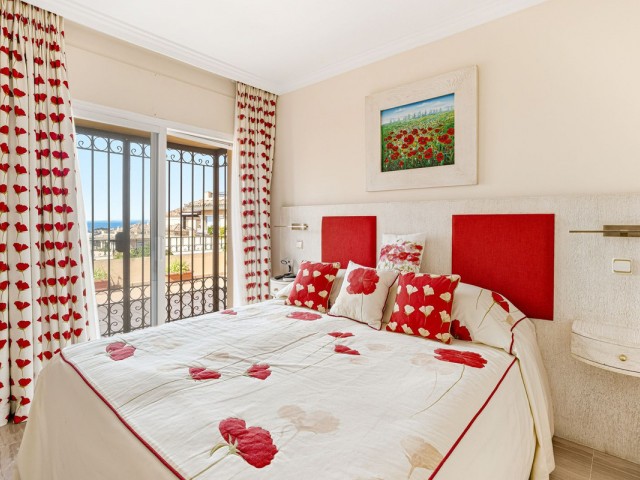 4 Bedrooms Apartment in Elviria