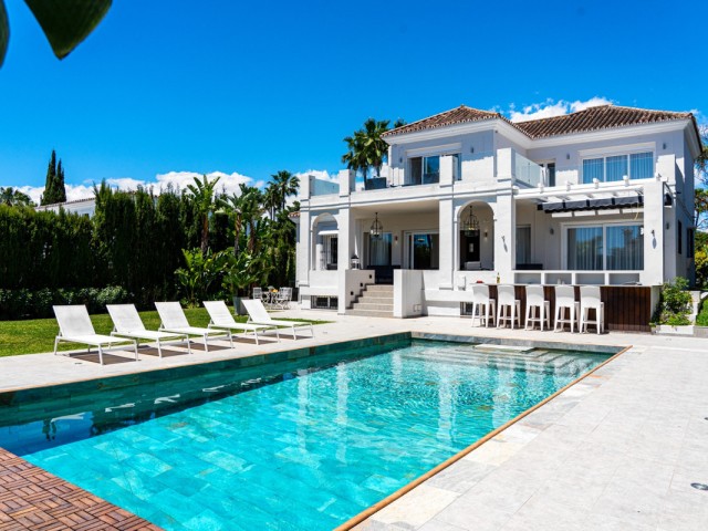 Villa avec 6 Chambres  à Nueva Andalucía