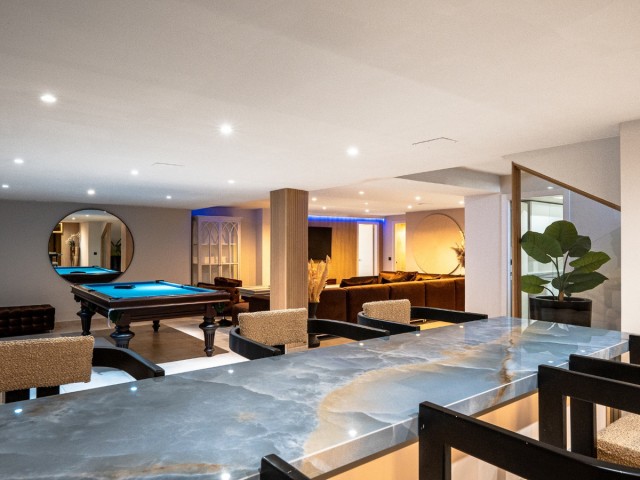 Villa avec 6 Chambres  à Nueva Andalucía