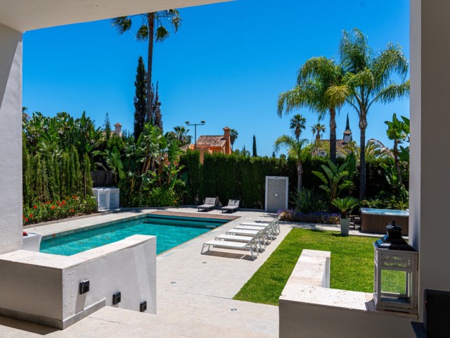 Villa avec 6 Chambres  à Nueva Andalucía