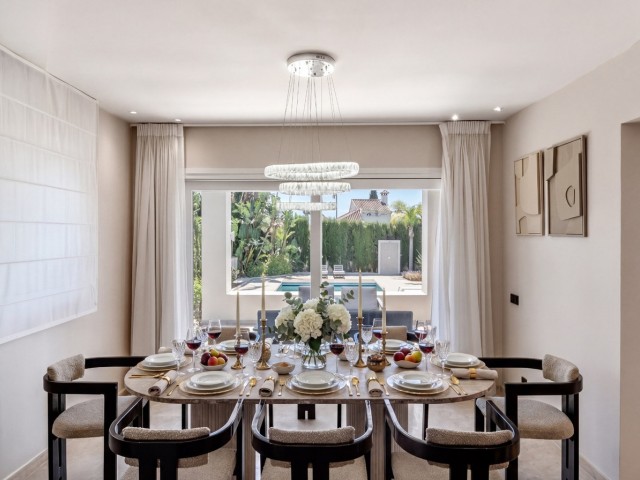 Villa avec 6 Chambres  à Nueva Andalucía