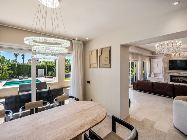 Villa avec 6 Chambres  à Nueva Andalucía