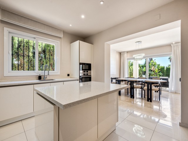 Villa avec 6 Chambres  à Nueva Andalucía