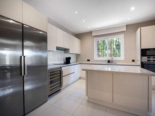 Villa avec 6 Chambres  à Nueva Andalucía