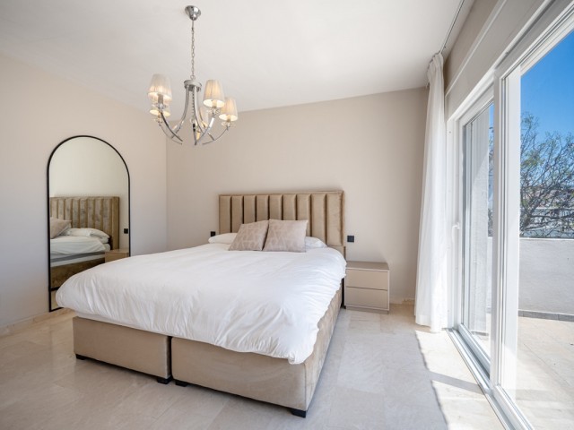Villa avec 6 Chambres  à Nueva Andalucía