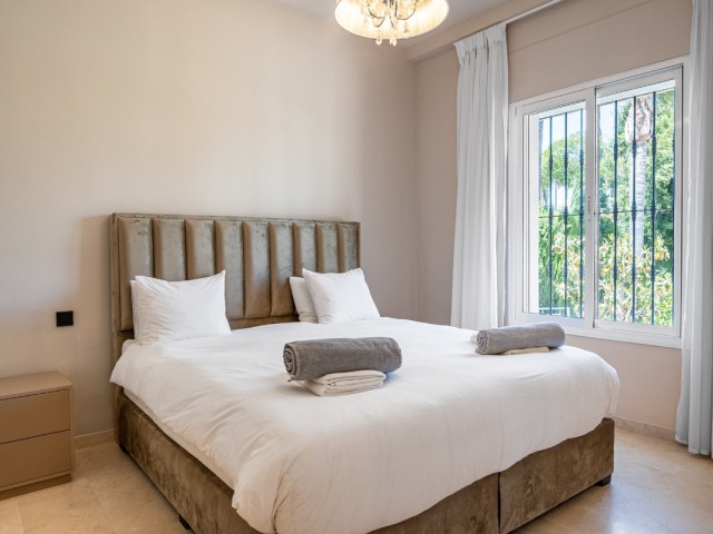Villa avec 6 Chambres  à Nueva Andalucía