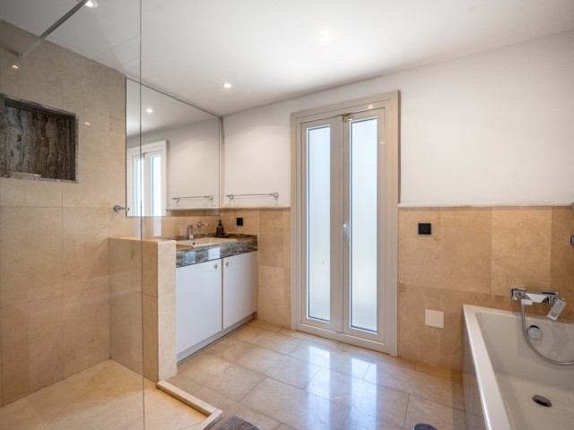 Villa avec 6 Chambres  à Nueva Andalucía