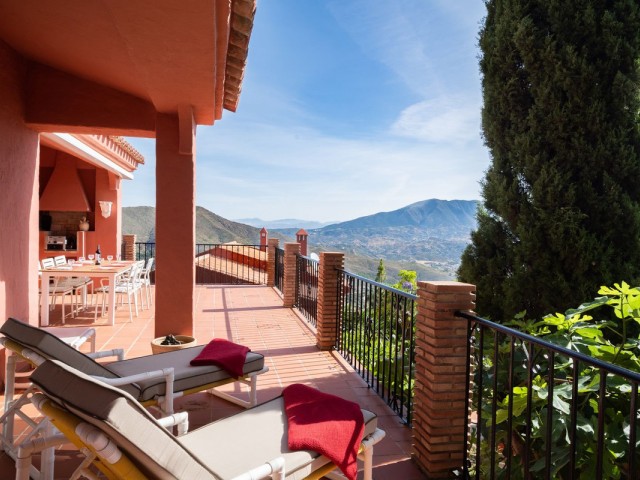 4 Bedrooms Villa in Elviria