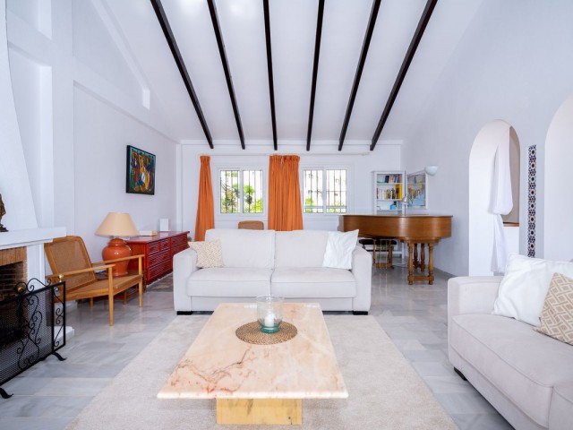 4 Bedrooms Villa in Elviria