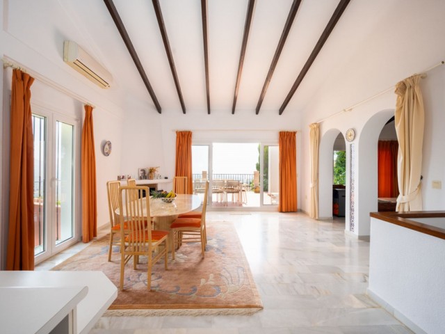 4 Bedrooms Villa in Elviria