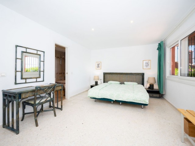 4 Bedrooms Villa in Elviria