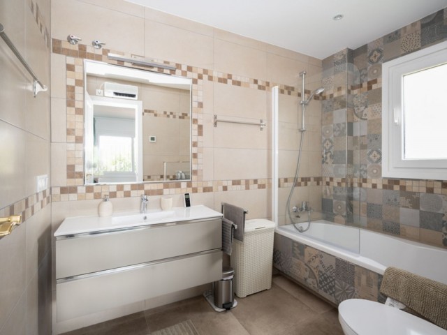 4 Bedrooms Villa in Elviria
