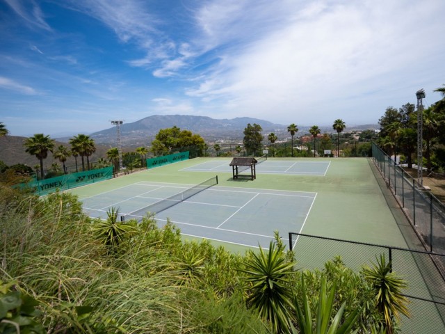 4 Bedrooms Villa in Elviria