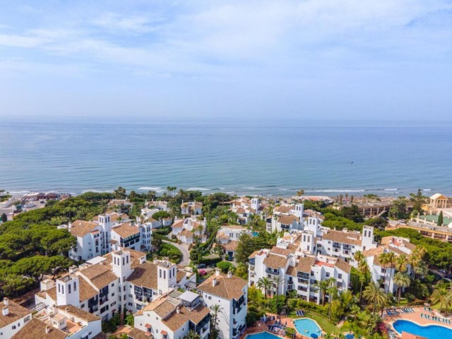 2 Bedrooms Apartment in Elviria