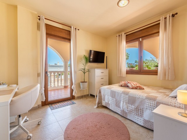 Villa con 4 Dormitorios  en Sierrezuela