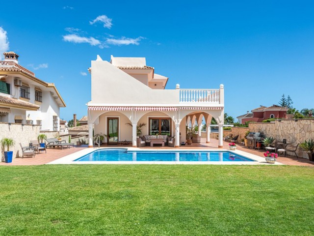 Villa con 4 Dormitorios  en Sierrezuela