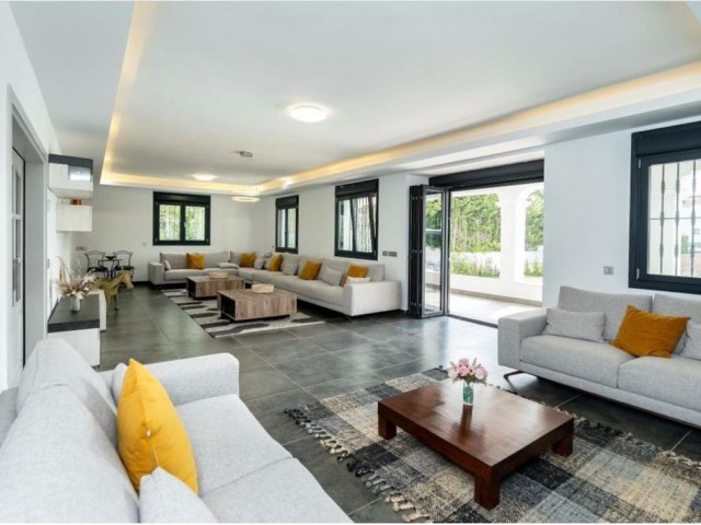 6 Bedrooms Villa in Marbella