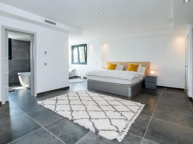 6 Bedrooms Villa in Marbella