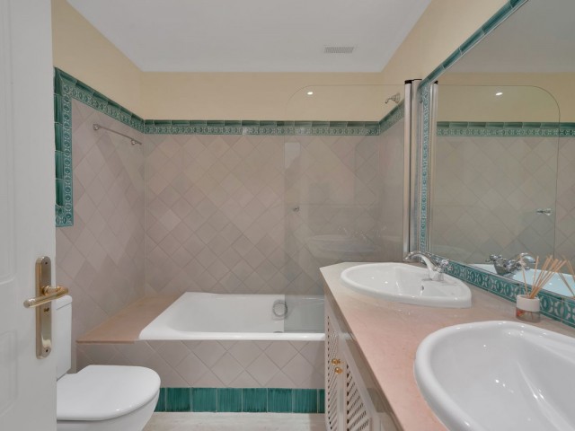 3 Bedrooms Townhouse in Benahavís