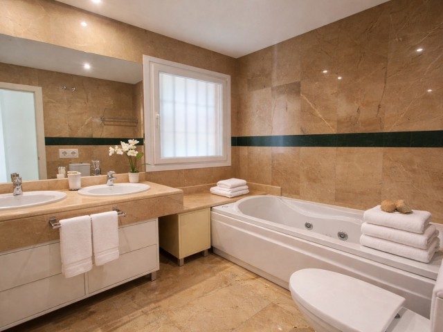 Apartamento con 2 Dormitorios  en Nueva Andalucía