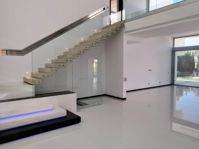 6 Slaapkamer Villa in Guadalmina Baja