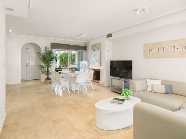 4 Bedrooms Townhouse in Costabella