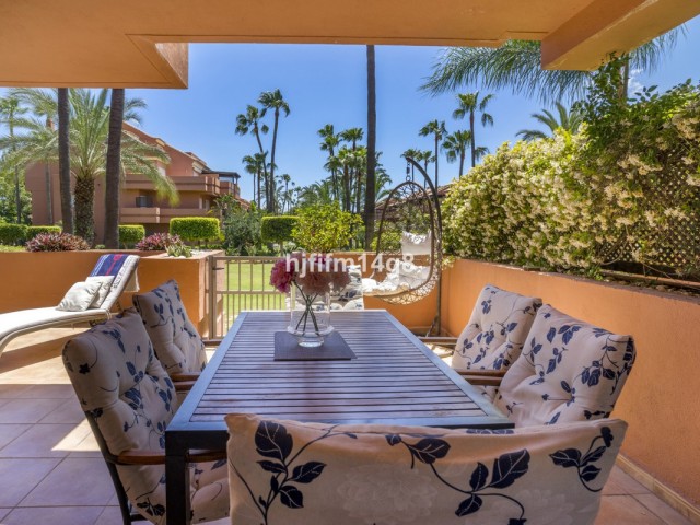 Apartamento con 2 Dormitorios  en Puerto Banús