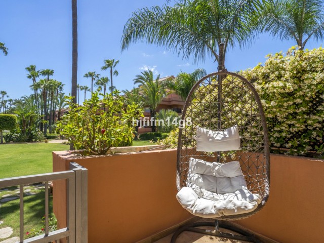 Apartamento con 2 Dormitorios  en Puerto Banús