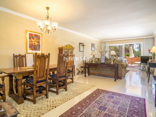 Apartamento con 2 Dormitorios  en Puerto Banús